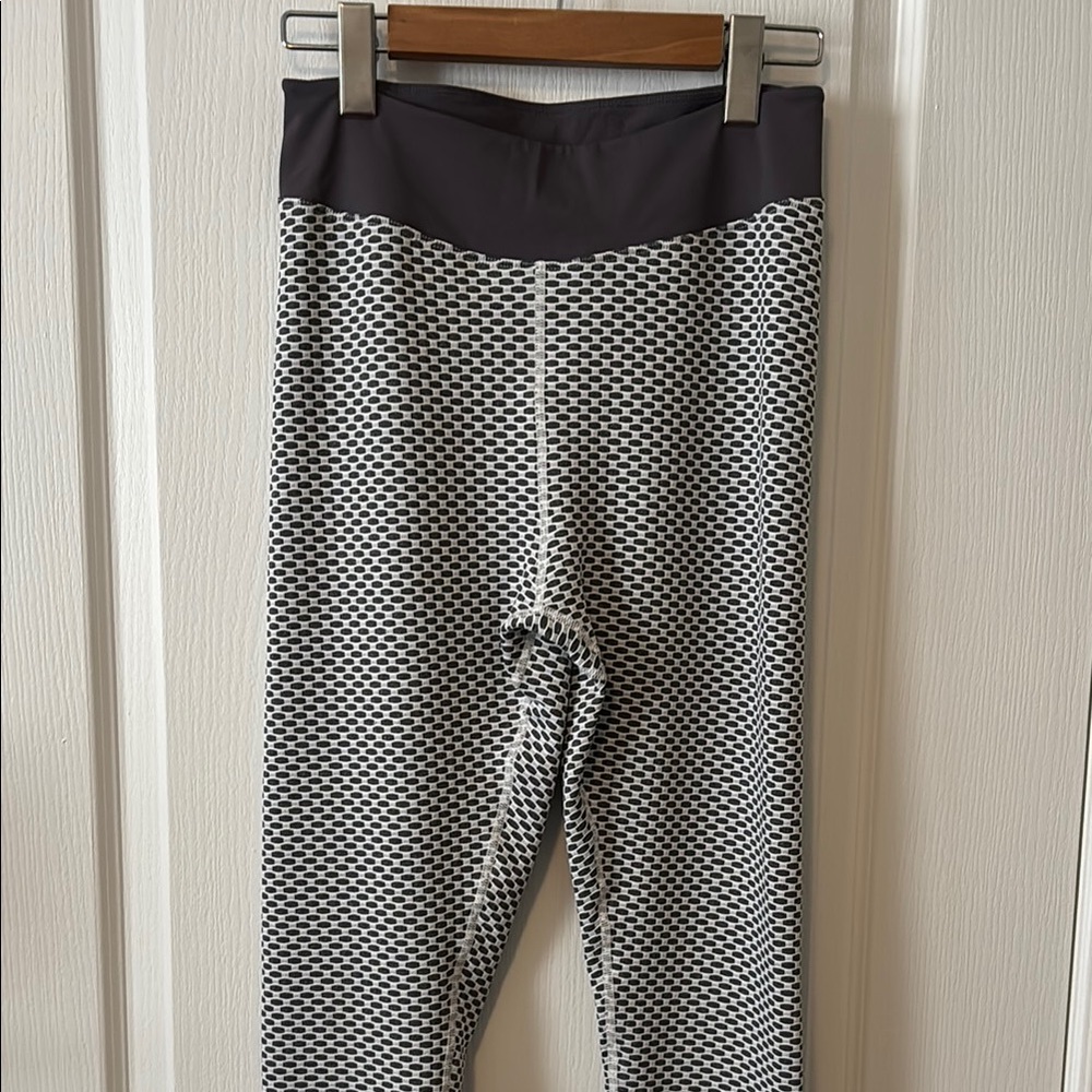 BNWT Black and White Patterned Leggings